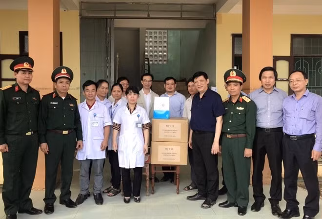 Đoàn công tác của Bộ Y tế, Quân khu 5 trao tặng thiết bị chống dịch cho Trạm Y tế xã Liên Thủy, huyện Lệ Thủy, Quảng Bình (Ảnh: Bộ Y tế)