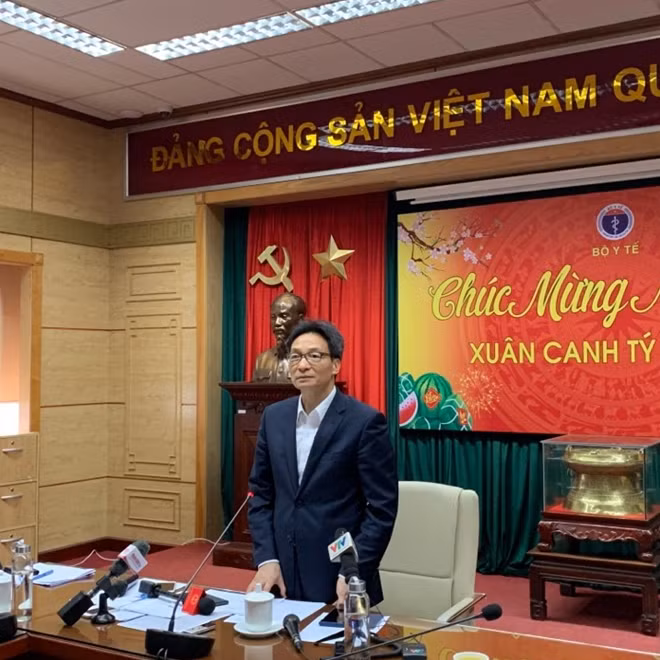Phó Thủ tướng Chính phủ Vũ Đức Đam phát biểu chỉ đạo tại cuộc họp khẩn