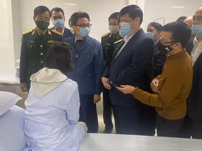 Phó Thủ tướng Vũ Đức Đam thăm nữ tình nguyện viên tham gia tiêm thử nghiệm vaccine COVID-19