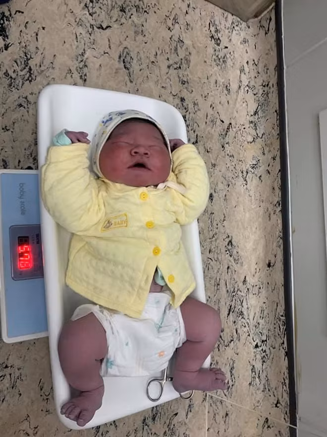 Đây là em bé có cân nặng hiếm gặp đến thời điểm hiện tại mà Khoa Ngoại sản đã đỡ đẻ thành công (Ảnh: BVCC)