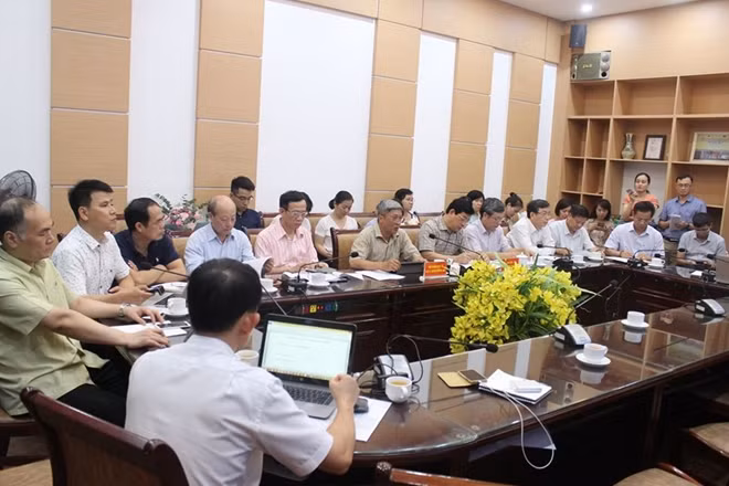 Thứ trưởng Bộ Y tế Nguyễn Trường Sơn và các chuyên gia đang hội chẩn trực tuyến cho bệnh nhân nam phi công người Anh (Ảnh Lê Hảo)