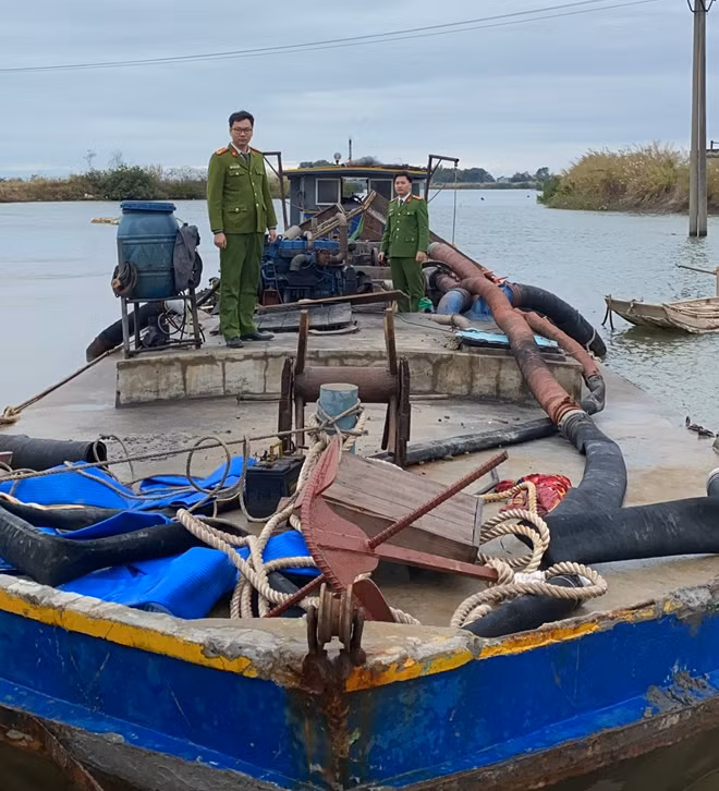 Công an Quảng Ninh bắt quả tang tàu đang khai thác cát trái phép ở vùng biên Móng Cái