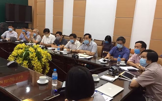 Các chuyên gia hội chẩn ca bệnh nặng vào chiều 12/8 (Ảnh: Lê Hảo)