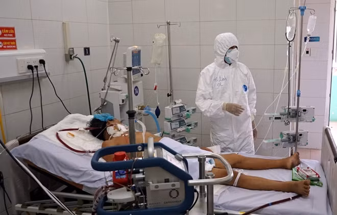 Bác sĩ đang điều trị cho bệnh nhân COVID-19 tại Bệnh viện Phổi Đà Nẵng (Ảnh: Lê Bảo - Minh Thùy)