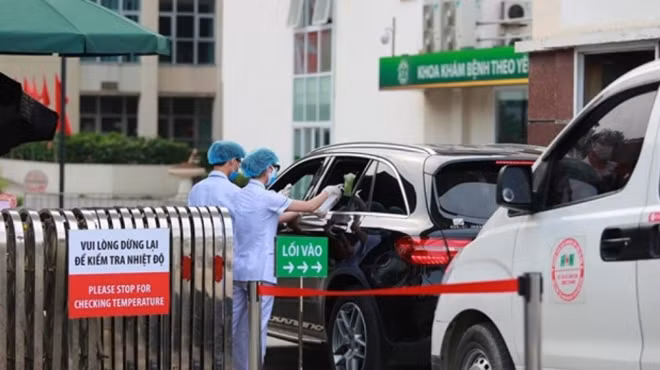 Bệnh viện Bạch Mai đo thân nhiệt người đến bệnh viện