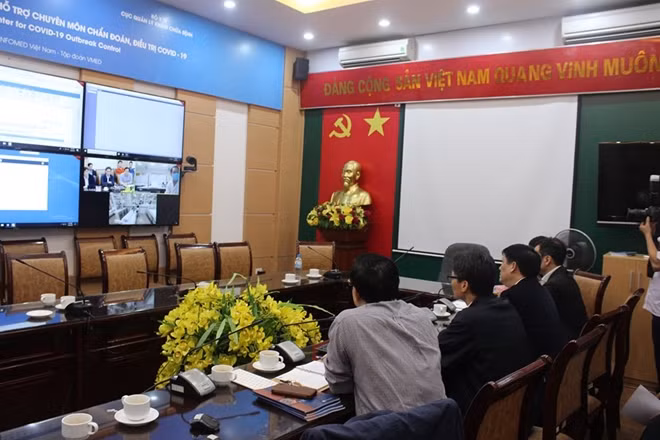 Phó Thủ tướng Vũ Đức Đam và các thành viên đang chỉ đạo và điều hành chống dịch tại BV Bệnh Nhiệt đới Trung ương