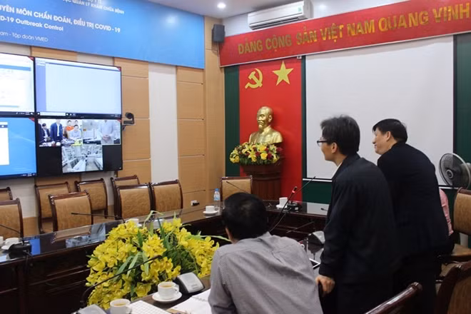Tại buổi điều hành, Phó Thủ tướng nghe các bác sĩ của Bệnh viện Bệnh Nhiệt đới báo cáo công tác điều trị cho 9 bệnh nhân