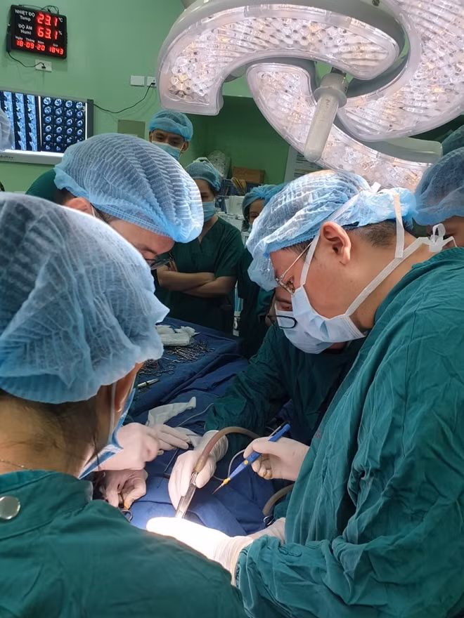 Các bác sĩ đang phẫu thuật cứu cháu bé