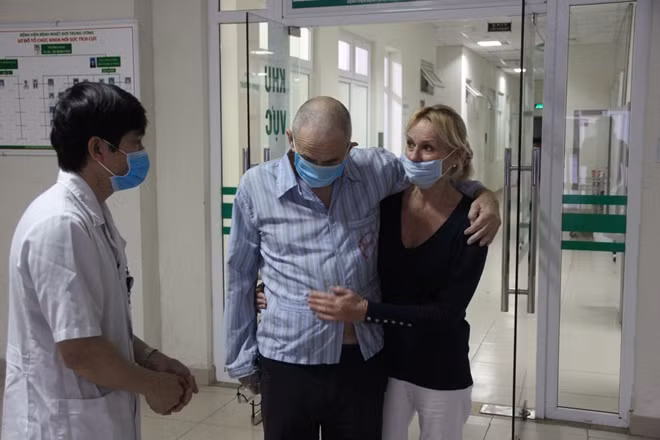Vợ chồng bệnh nhân người Anh, trong đó nam bệnh nhân phải thở máy, nguy kịch đã được điều trị khỏi bệnh ra viện mới đây.