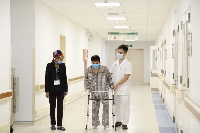 Những bước đi đầu tiên của bệnh nhân sau mổ
