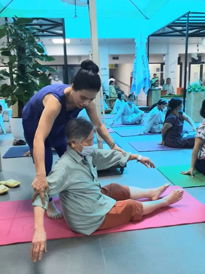 Câu lạc bộ Yoga miễn phí dành cho bệnh nhân và người nhà bệnh nhân ngay trong bệnh viện