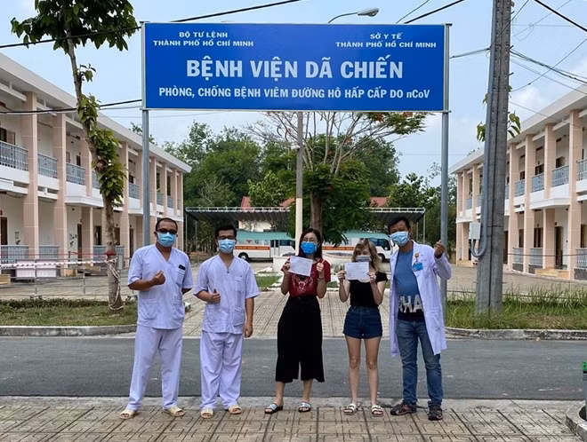 Bệnh viện Dã chiến Củ Chi công bố cho 2 bệnh nhân khỏi bệnh