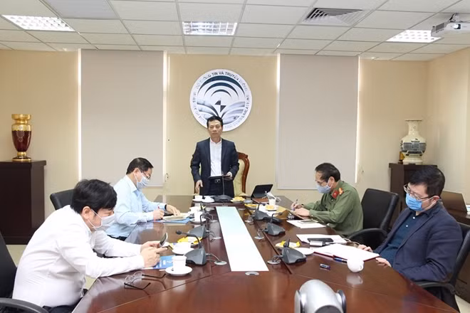 Bộ trưởng Bộ Thông tn và Truyền thông, Phó trưởng Ban Tuyên giáo Trung ương Nguyễn Mạnh Hùng phát biểu tại điểm cầu giao ban trực tuyến