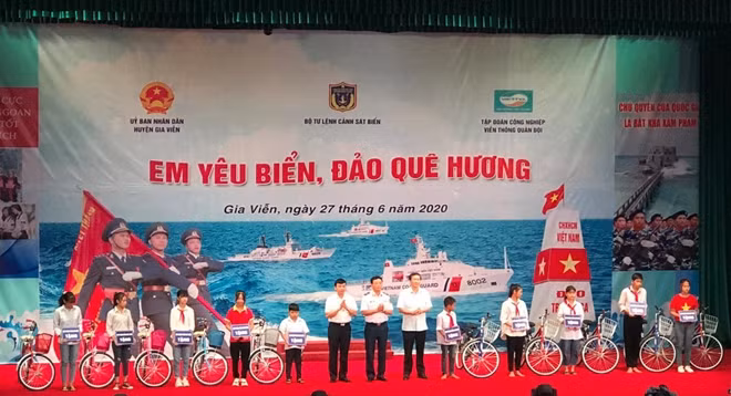 Thiếu tướng Doãn Bảo Quyết, Phó Chính ủy Bộ Tư lệnh Cảnh sát biển và chính quyền địa phương trao tặng học bổng, xe đạp cho học sinh nghèo vượt khó
