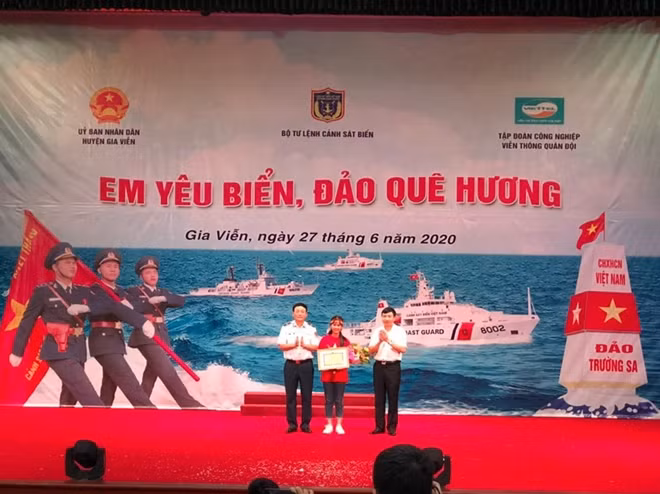 Em Phạm Thu Thủy được lãnh đạo Bộ Tư lệnh Cảnh sát biển trai giải Nhất cuộc thi