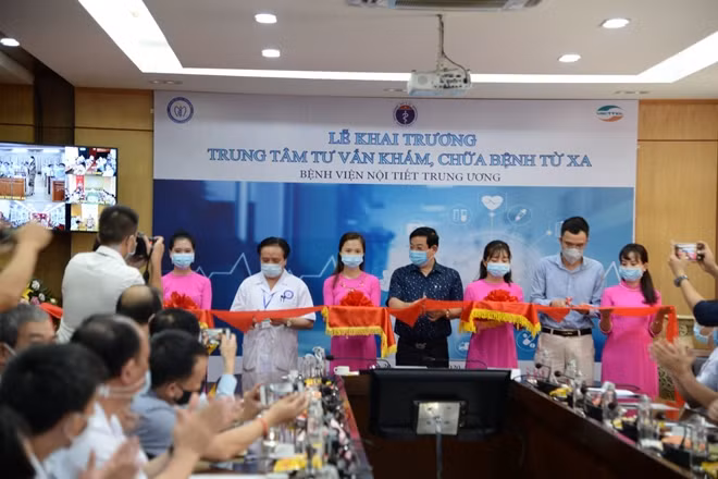 PGS.TS Lương Ngọc Khuê cùng lãnh đạo Bệnh viện Nội tiết Trung ương cắt băng khai trương Trung tâm tư vấn, khám chữa bệnh từ xa