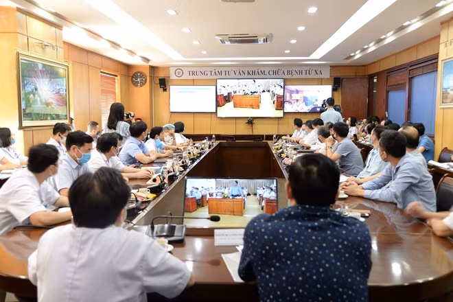 Các đại biểu đang đang hội chẩn trực tuyến với 4 điểm cầu về các ca bệnh điển hình