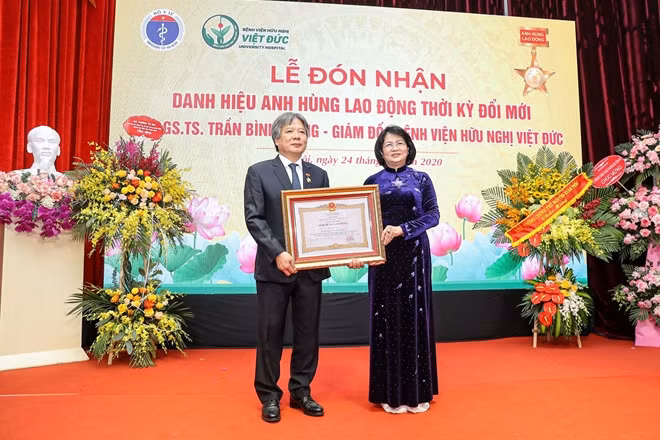 Phó Chủ tịch nước Đặng Thị Ngọc Thịnh trao danh hiệu Anh hùng Lao động thời kỳ đổi mới tặng GS.TS.TTND Trần Bình Giang, Giám đốc Bệnh viện Hữu nghị Việt Đức
