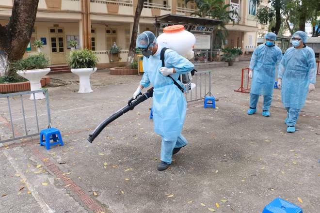 Phun khử khuẩn tại khu vực xét nghiệm nhanh (Ảnh: Nguyễn Bình - Trần Ngọc)