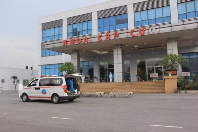 Nam thanh niên đang điều trị tại Bệnh viện Bệnh Nhiệt đới Trung ương