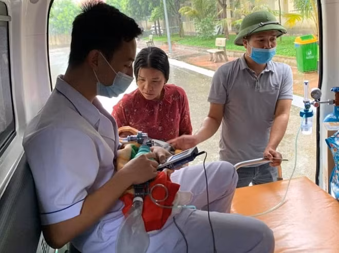 Trẻ sinh non được vận chuyển về đất liền trong thời tiết mưa bão để nhập Bệnh viện Sản Nhi Quảng Ninh tiếp tục theo dõi điều trị
