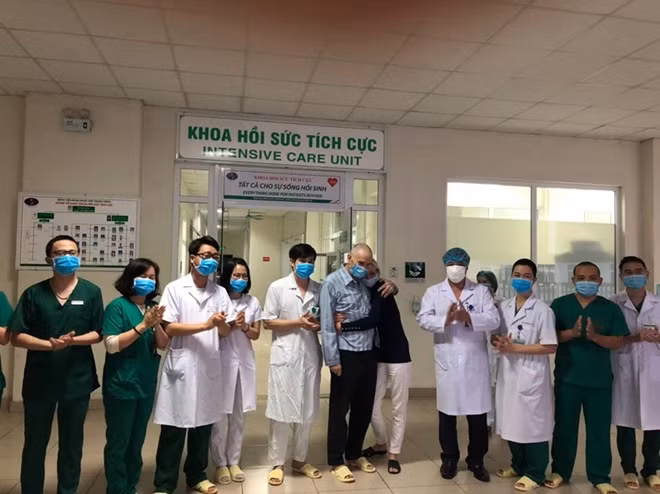 Hai vợ chồng bệnh nhân người Anh được Bệnh viện Bệnh Nhiệt đới Trung ương làm thủ tục cho ra viện đêm qua để kịp đáp chuyến bay của Chính phủ Anh đưa công dân về nước