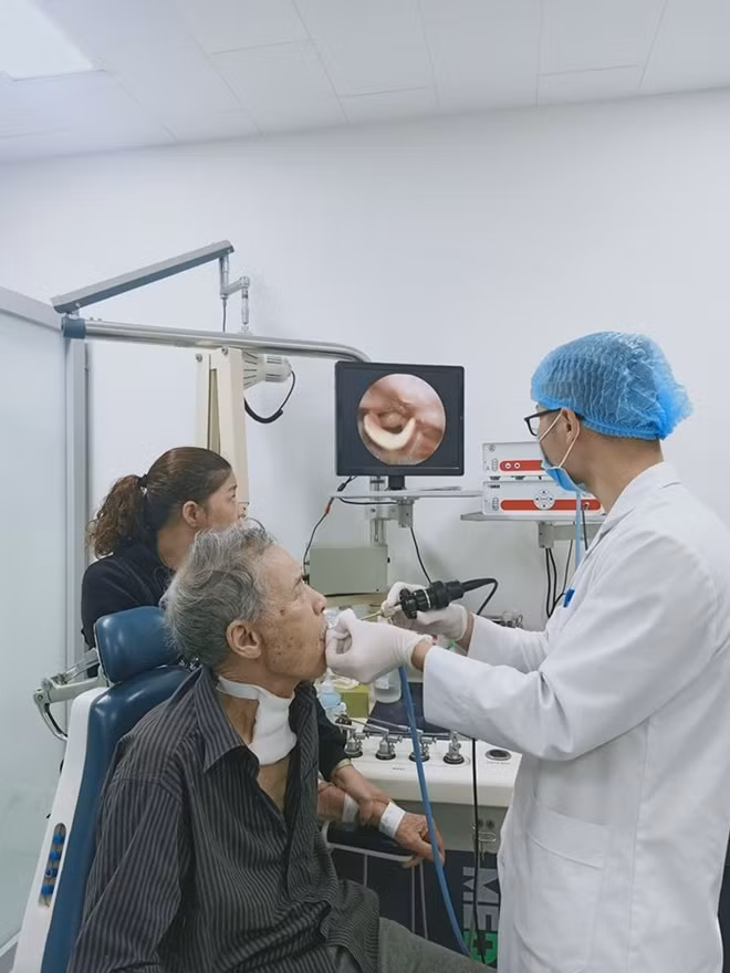 Bác sĩ Hưng đang khám cho bệnh nhân trước khi ra viện