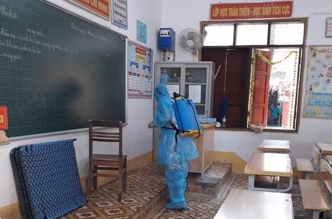 Khử khuẩn trường học, lớp học trước khi học sinh quay lại trường