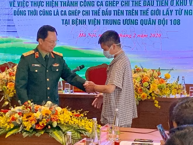 Giám đốc BV 108 GS.TS Mai Hồng Bàng bắt tay bệnh nhân Vương
