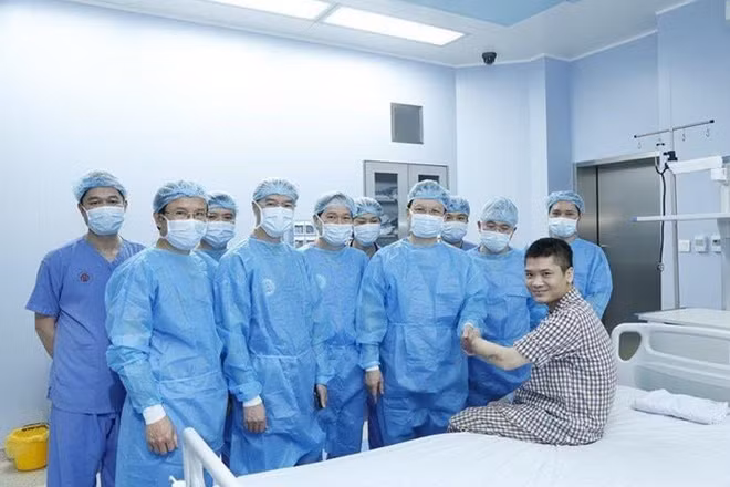 Anh Vương bắt tay các thầy thuốc đã mang đến cho mình "bàn tay mới" cho mình