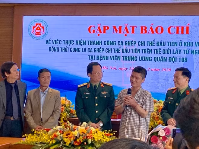 Bàn tay ghép của anh Vương đã cầm được nắm được một số đồ vật thô
