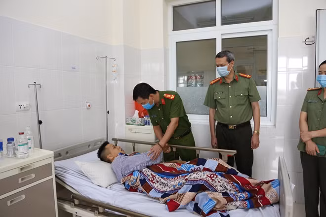 Thượng tá Bùi Quang Bình thăm hỏi, động viên Trung úy Trần Quang