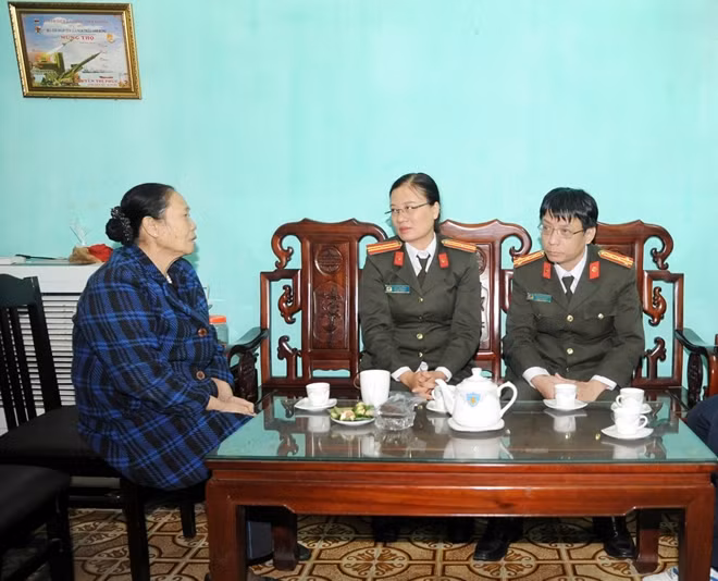 Đại tá Phạm Quang Khải và đoàn công tác thăm hỏi, chia sẻ với mẹ Đại tá Nguyễn Huy Thịnh