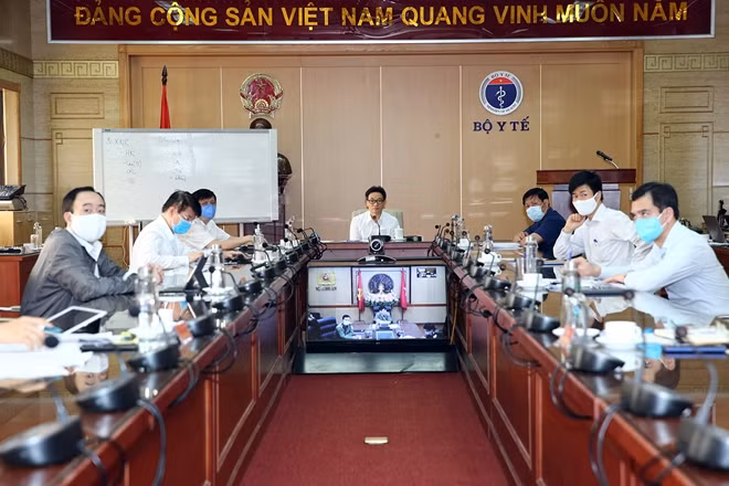 Phó Thủ tướng Vũ Đức Đam chủ trì họp Ban Chỉ đạo Quốc gia phòng chống dịch bệnh COVID-19 ngày 27/3 (Ảnh VGP/Đình Nam)