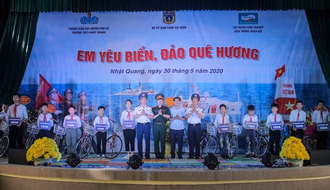 Tặng học bổng và trao xe đẹp cho những học sinh nghèo vượt khó