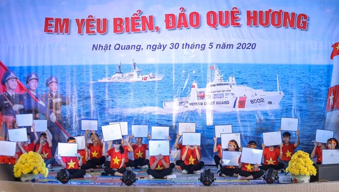 Học sinh Trường THCS Nhật Quang tham gia Cuộc thi "Em yêu biển đảo quê hương" "