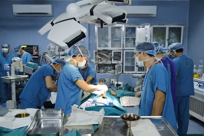 Các bác sĩ đang thực hiện ga ghép ruột cho bệnh nhân
