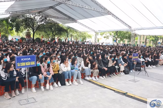 Các tân sinh viên náo nức trong ngày khai giảng