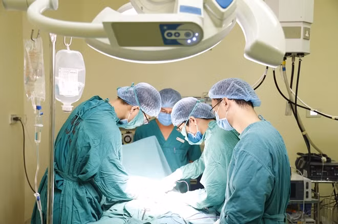 Các bác sĩ đang phẫu thuật loại bỏ u vú khổng lồ cho bệnh nhân H