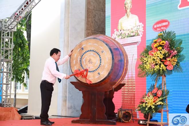 Giáo sư Đinh Văn Sơn đánh trống khai giảng năm học mới