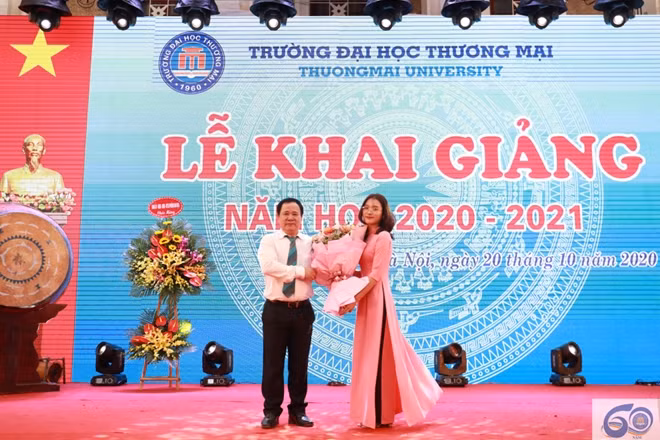 Đại diện tân sinh viên xuất sắc tặng hoa chúc mừng lãnh đạo nhà trường