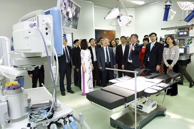 GS.TS Trần Bình Giang, Giám đốc Bệnh viện Hữu nghị Việt Đức giới thiệu về tính năng vượt trội của phòng mổ