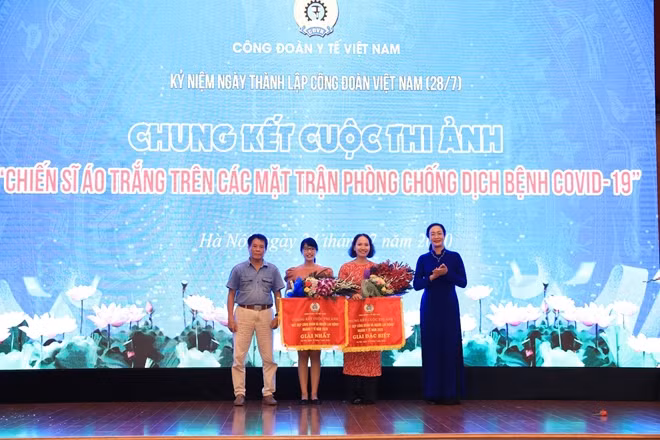 Trao giải Đặc biệt và giải Nhất cuộc thi cho các tác giả