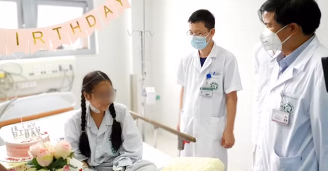 Trở về từ "cửa tử", sức khỏe của cô gái 18 tuổi đã dần tốt lên, hi vọng được xuất viện trong một vài tuần tới