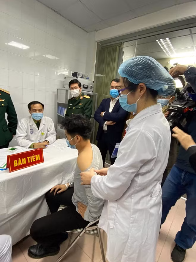 Người tình nguyện đầu tiên tiêm thử nghiệm lâm sàng vaccine phòng COVID-19 do Việt Nam nghiên cứu, phát triển