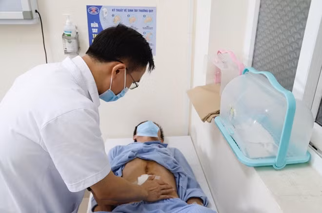 Bác sĩ khám cho bệnh nhân sau phẫu thuật