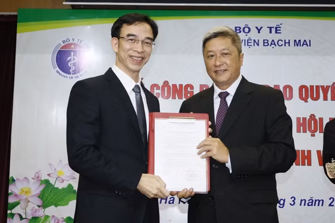 Thứ trưởng Bộ Y tế Nguyễn Trường Sơn (phải) trao quyết định bổ nhiệm Giám đốc Bệnh viện Bạch Mai cho GS.TS Nguyễn Quang Tuấn
