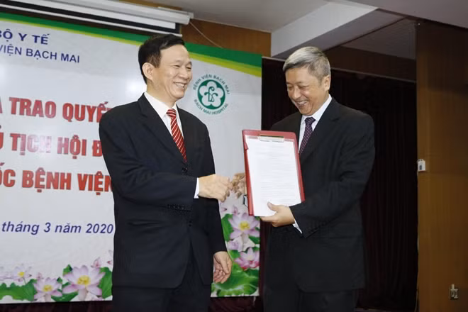 GS.TS Ngô Quý Châu (trái) được bổ nhiệm vị trí Quyền Chủ tịch Hội đồng quản lý đầu tiên của Bệnh viện Bạch Mai