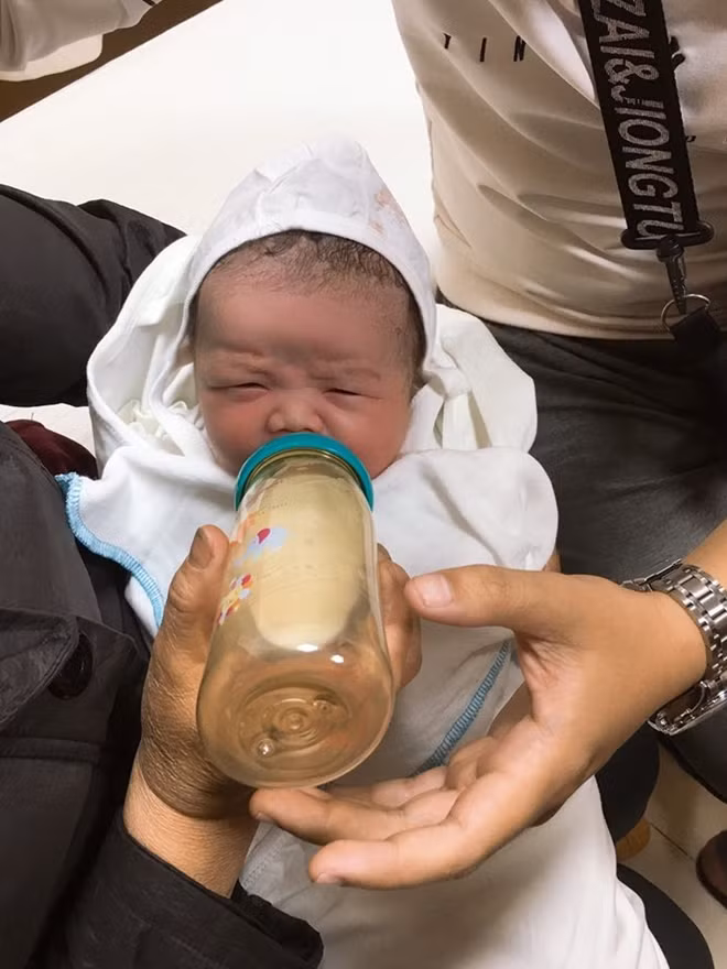 Bé được uống sữa sau khi sinh