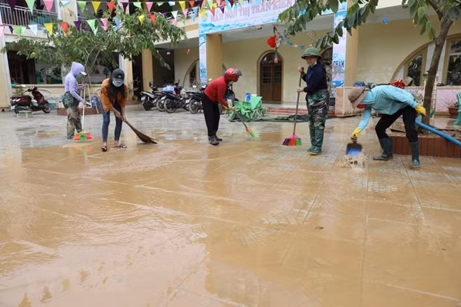 Dọn dẹp vệ sinh môi trường sau lũ (Ảnh: TTXVN)